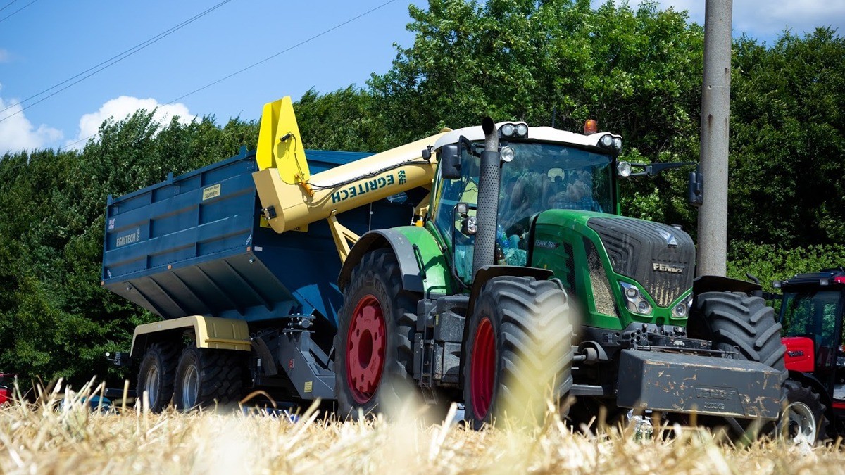 Трактор Fendt 936 Vario в агретуванні з бункером-перевантажувачем Egritech під час збирання врожаю