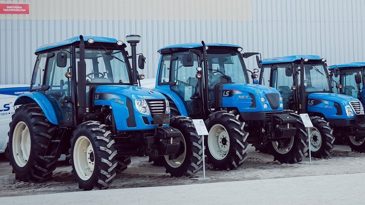 Трактор Massey Ferguson 7724 під час сівби