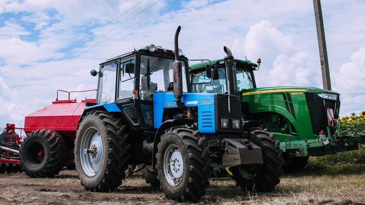 Трактори МТЗ 1221.2 та John Deere 9560 RT