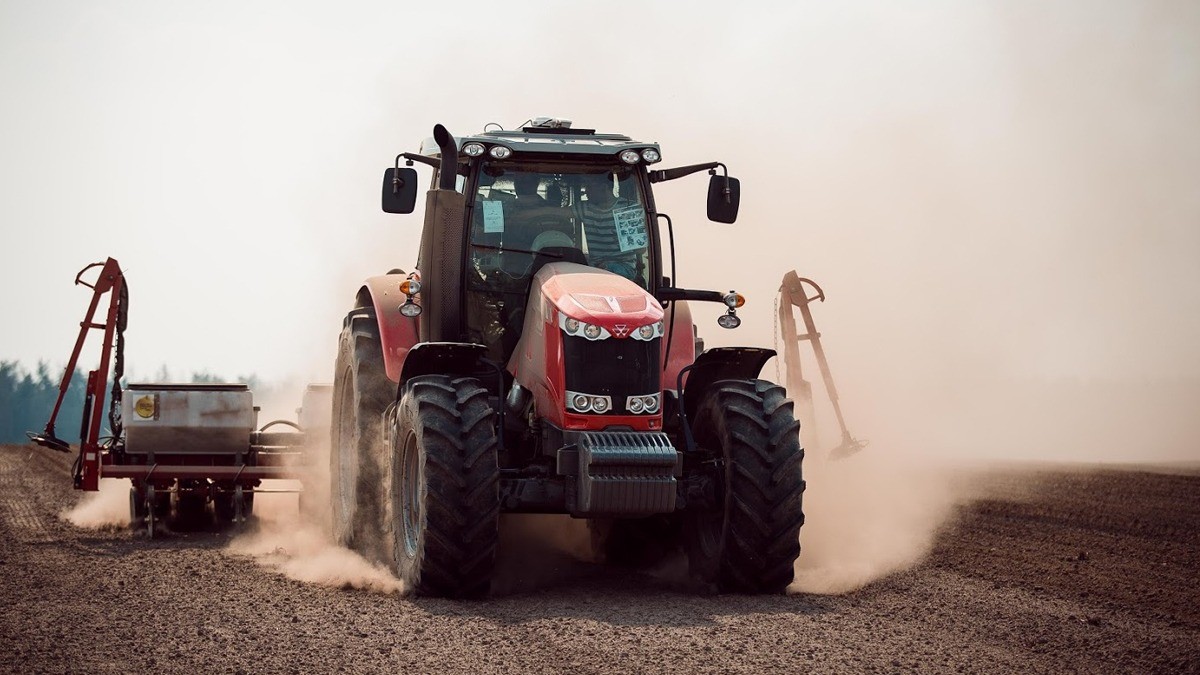 Трактор Massey Ferguson 7724 під час сівби