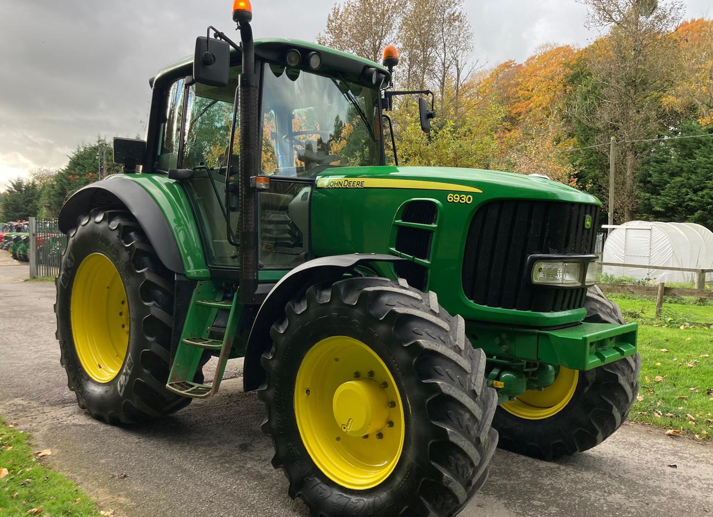 Трактор John Deere 6930