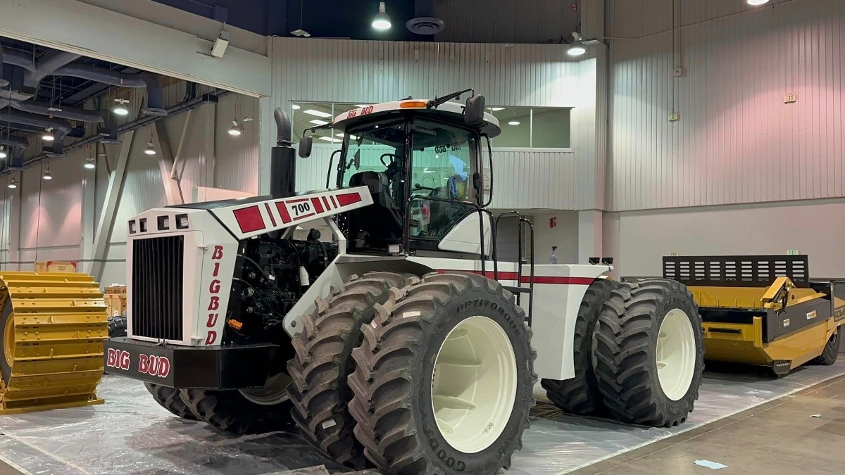 Виробник найбільшого трактора у світі представить модель Big Bud 700 на