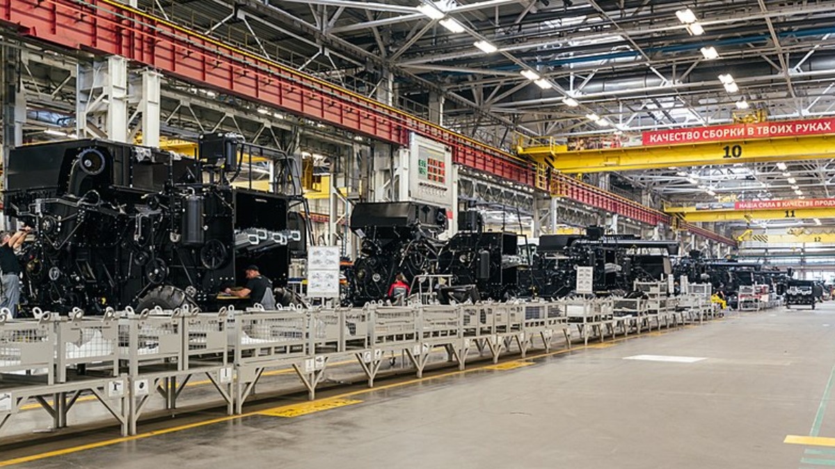 Что производят в ростове. Завод ростсельмаш ростов-на-дону. Что производят в ростове. Тракторный завод в таганроге. Тракторный цех ростсельмаш.