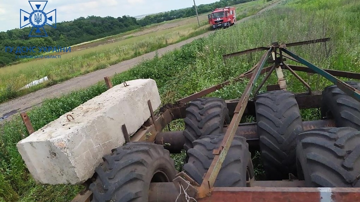 На Харківщині під час розмінування полів підірвався трактор на ...