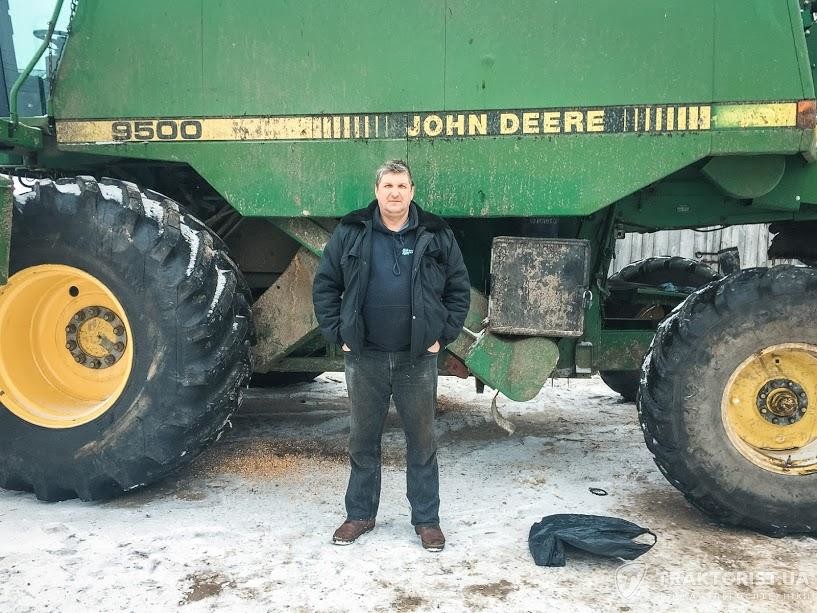 Комбайнер Олександр Мельник біля комбайна John Deere 9500 Комбайнер Олександр Мельник біля комбайна John Deere 9500